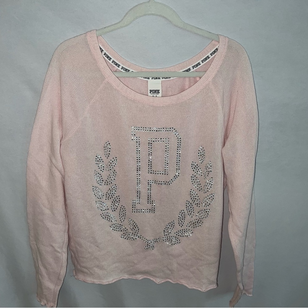 LIGHT PINK LIGHTWEIGHT VICTORIA’S SECRET/PINK SWEATER WITH RHINESTONES